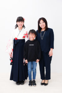 ユラちゃん家族の入学式記念写真