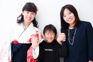 ユラちゃん家族の入学式記念写真